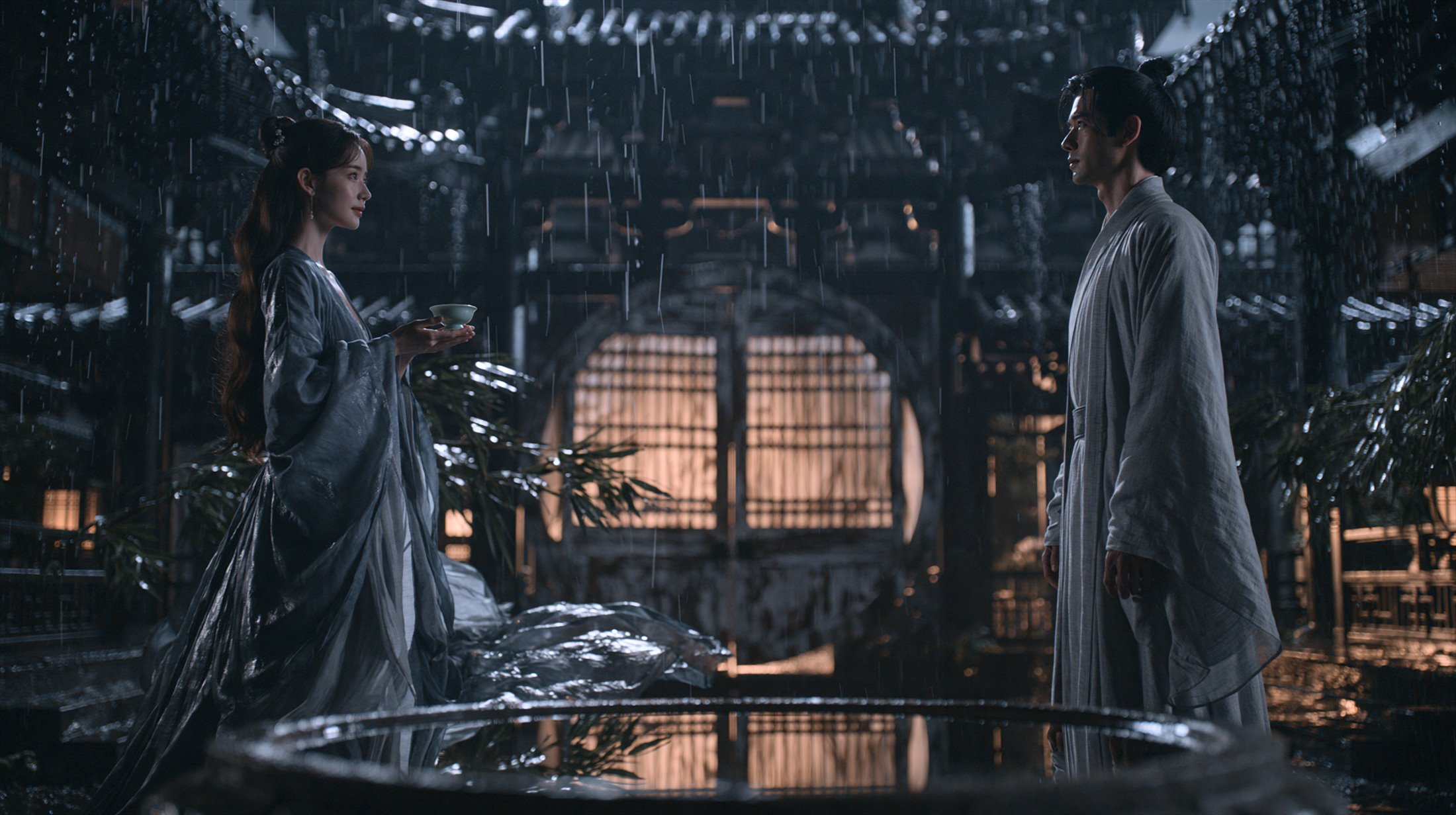 雨后庭院中相对而立的两个人